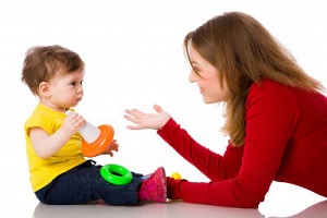 با علاقه، نسبت به آن چه کودکتان قصد دارد به شما بفهماند ، پاسخ دهید