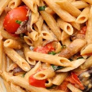 پاستای پنه با ریحان و گوجه فرنگی