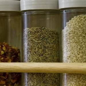 چگونه بفهمیم ادویه ها و سبزیجات خشک قدیمی شده اند؟