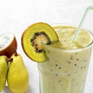 اسموتی گلابی و کیوی برای مقابله با نفخ و یبوست